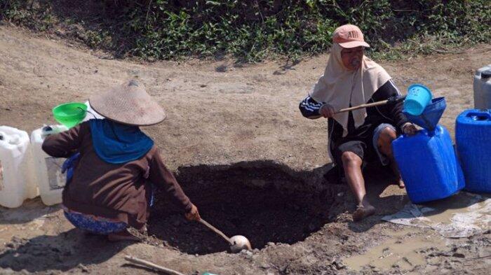 Liang Sebesar Tong Sampah Jadi Sumber Air Warga Desa Cekel ...