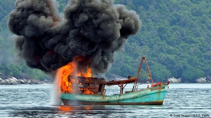 Foto Kapal-kapal Ilegal yang Diledakkan Ibu Susi di Perairan Indonesia