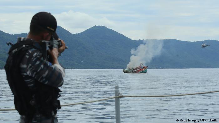 Foto Kapal-kapal Ilegal yang Diledakkan Ibu Susi di Perairan Indonesia