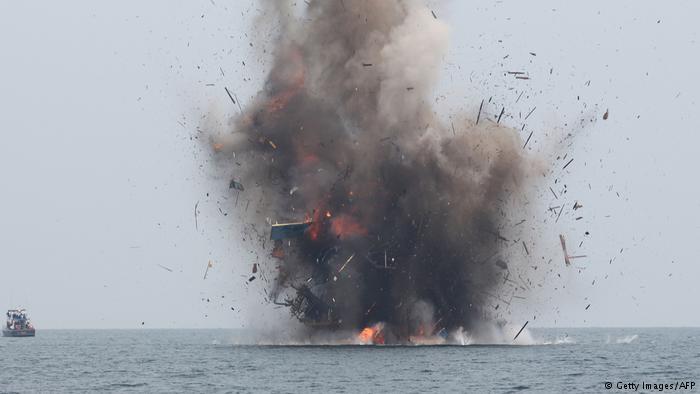 Foto Kapal-kapal Ilegal yang Diledakkan Ibu Susi di Perairan Indonesia