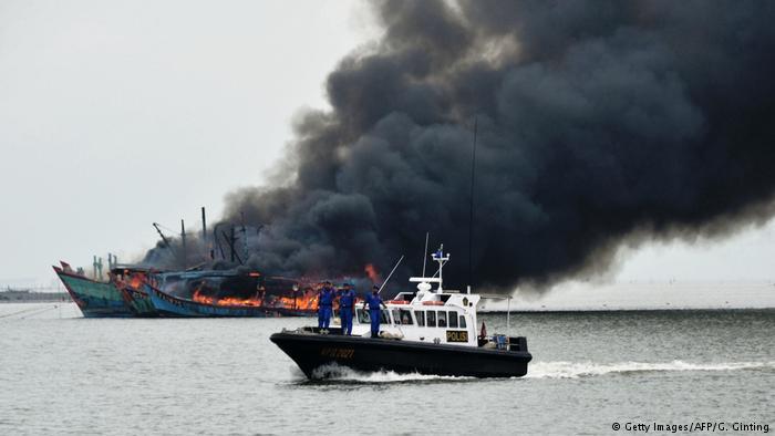Foto Kapal-kapal Ilegal yang Diledakkan Ibu Susi di Perairan Indonesia