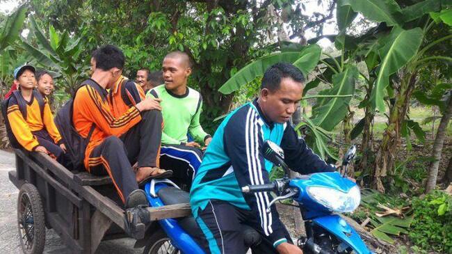 Perjuangan Kepsek Jemput Siswa SLB Pakai Gerobak di Pelosok Riau