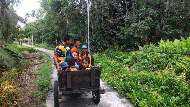 Perjuangan Kepsek Jemput Siswa SLB Pakai Gerobak di Pelosok Riau