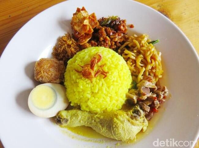 Mau Sarapan Apa? Yuk, Coba 7 Racikan Nasi Kuning Berlauk Komplet Ini!