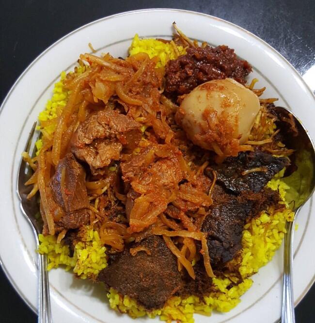 Mau Sarapan Apa? Yuk, Coba 7 Racikan Nasi Kuning Berlauk Komplet Ini!