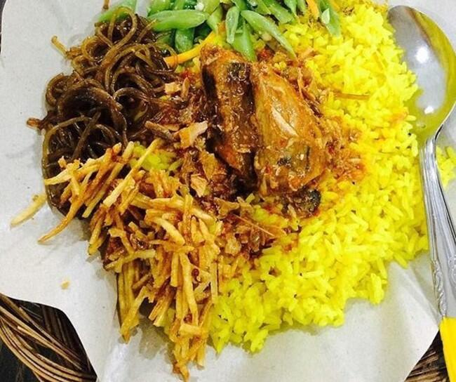 Mau Sarapan Apa? Yuk, Coba 7 Racikan Nasi Kuning Berlauk Komplet Ini!