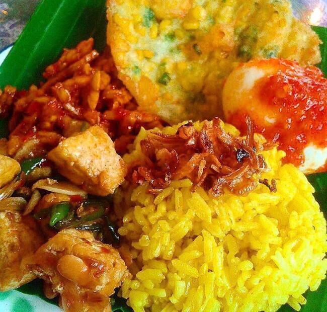 Mau Sarapan Apa? Yuk, Coba 7 Racikan Nasi Kuning Berlauk Komplet Ini!