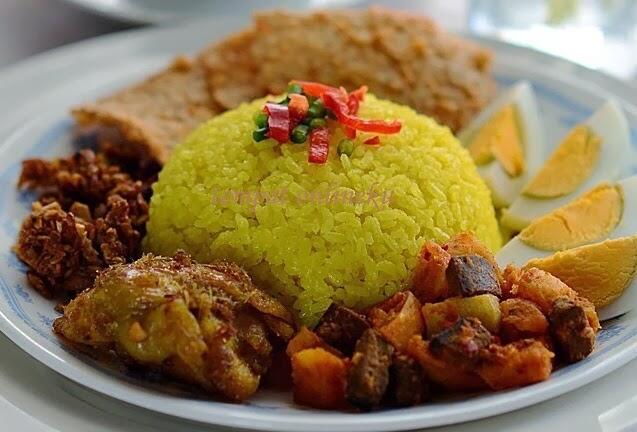 Mau Sarapan Apa? Yuk, Coba 7 Racikan Nasi Kuning Berlauk Komplet Ini!