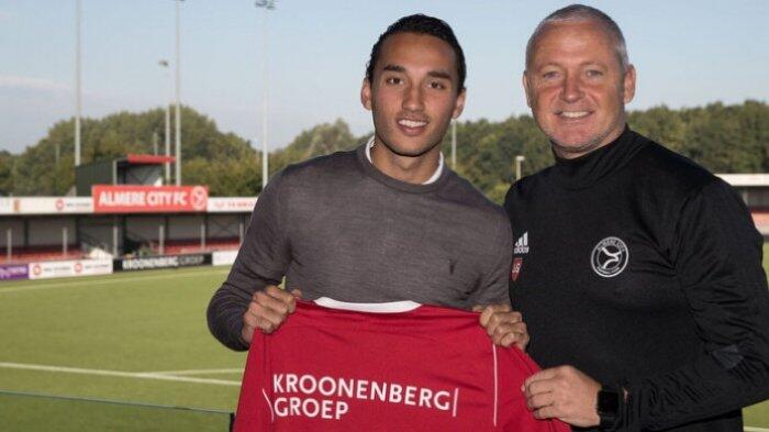 Ezra Walian Resmi Berseragam Almere City