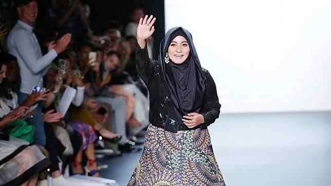 Mengejutkan! Souvenir Pertunjukan Fashion Anniesa Hasibuan di New York Berlapis Emas 