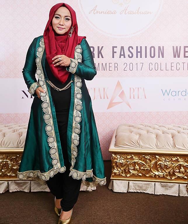 Mengejutkan! Souvenir Pertunjukan Fashion Anniesa Hasibuan di New York Berlapis Emas 