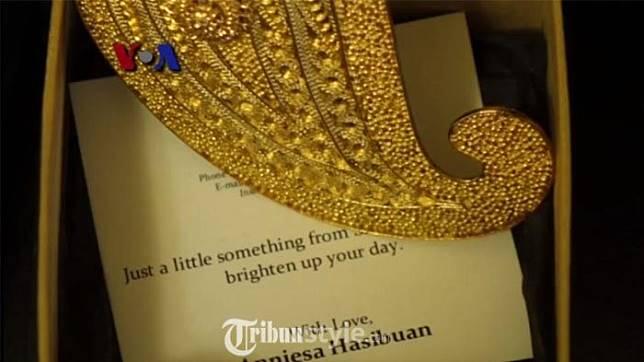 Mengejutkan! Souvenir Pertunjukan Fashion Anniesa Hasibuan di New York Berlapis Emas 