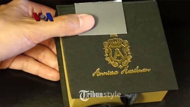 Mengejutkan! Souvenir Pertunjukan Fashion Anniesa Hasibuan di New York Berlapis Emas 