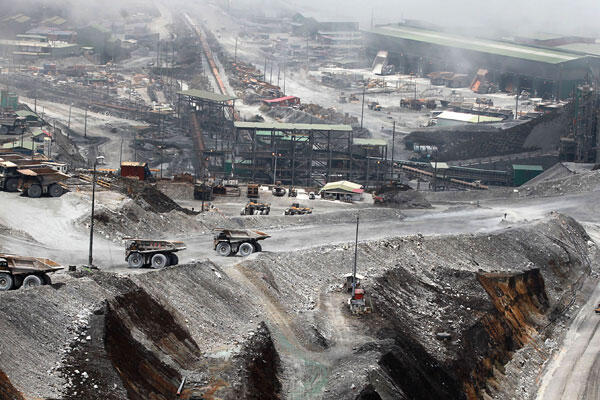 Smelter Freeport di Gresik dan Timika