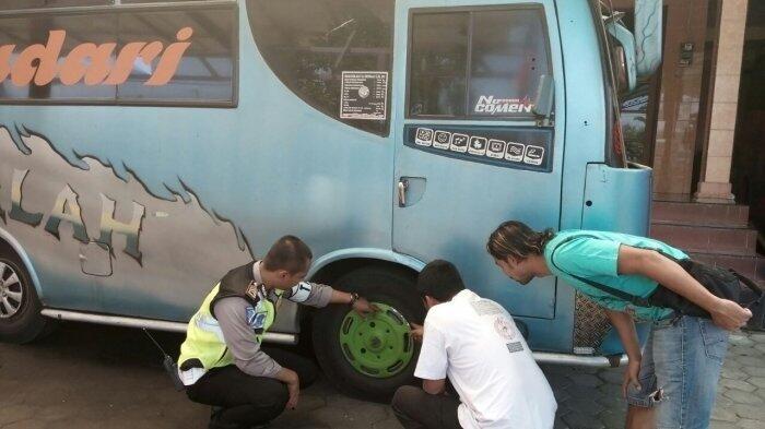 Lihat Perempuan yang Dilindasnya Tewas, Ini yang Dilakukan Sopir Minibus