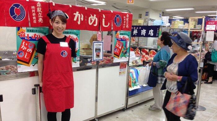 Gadis Cantik Jepang Ini Membuat Jualan Ikameshi Hokkaido Semakin Sukses