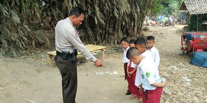 Disuruh Pakai Sepatu Sama Pak Polisi