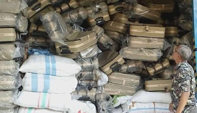 Polisi Temukan Gudang Koper dan Mukena Milik First Travel