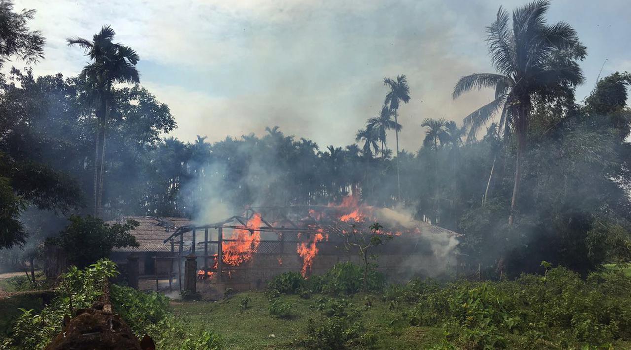 PHOTO: Suasana Rumah-Rumah Warga Rohingya yang Hangus Dibakar