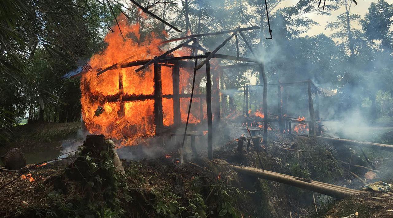 PHOTO: Suasana Rumah-Rumah Warga Rohingya yang Hangus Dibakar