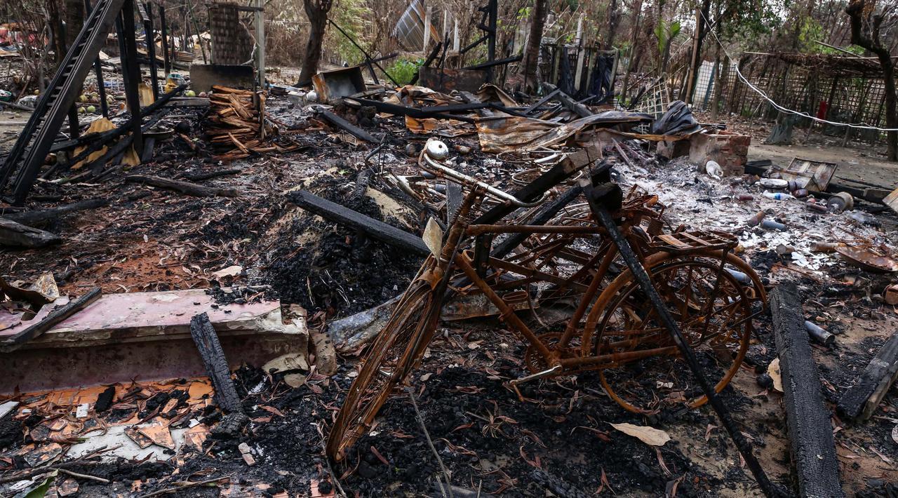 PHOTO: Suasana Rumah-Rumah Warga Rohingya yang Hangus Dibakar