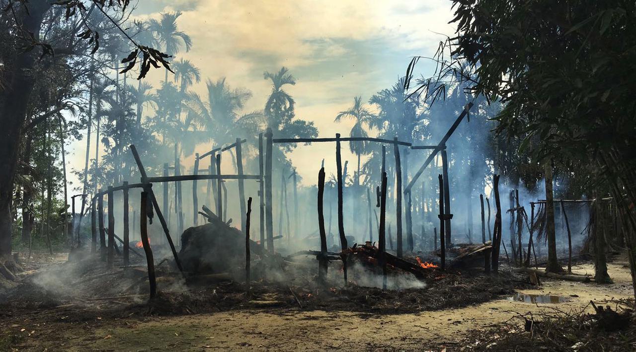 PHOTO: Suasana Rumah-Rumah Warga Rohingya yang Hangus Dibakar
