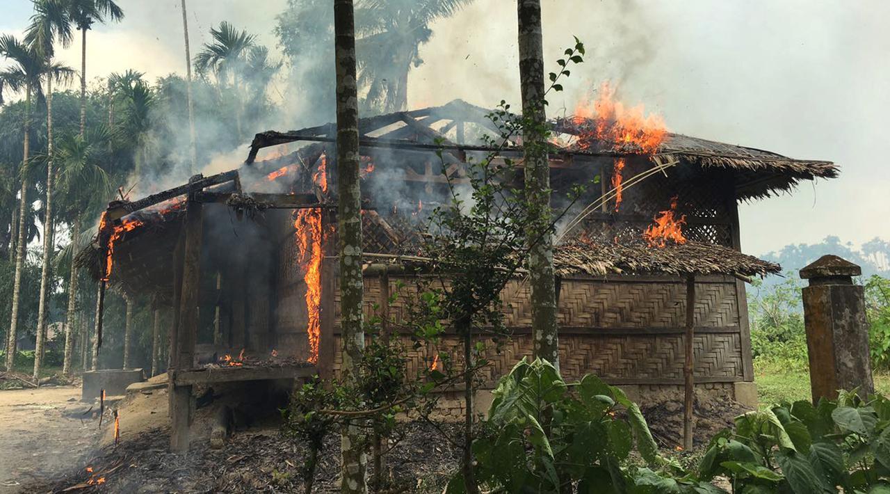 PHOTO: Suasana Rumah-Rumah Warga Rohingya yang Hangus Dibakar