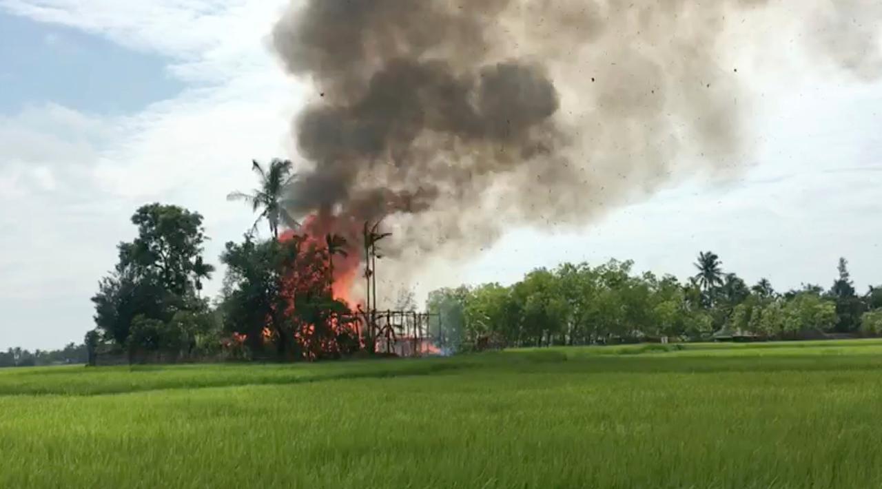 PHOTO: Suasana Rumah-Rumah Warga Rohingya yang Hangus Dibakar