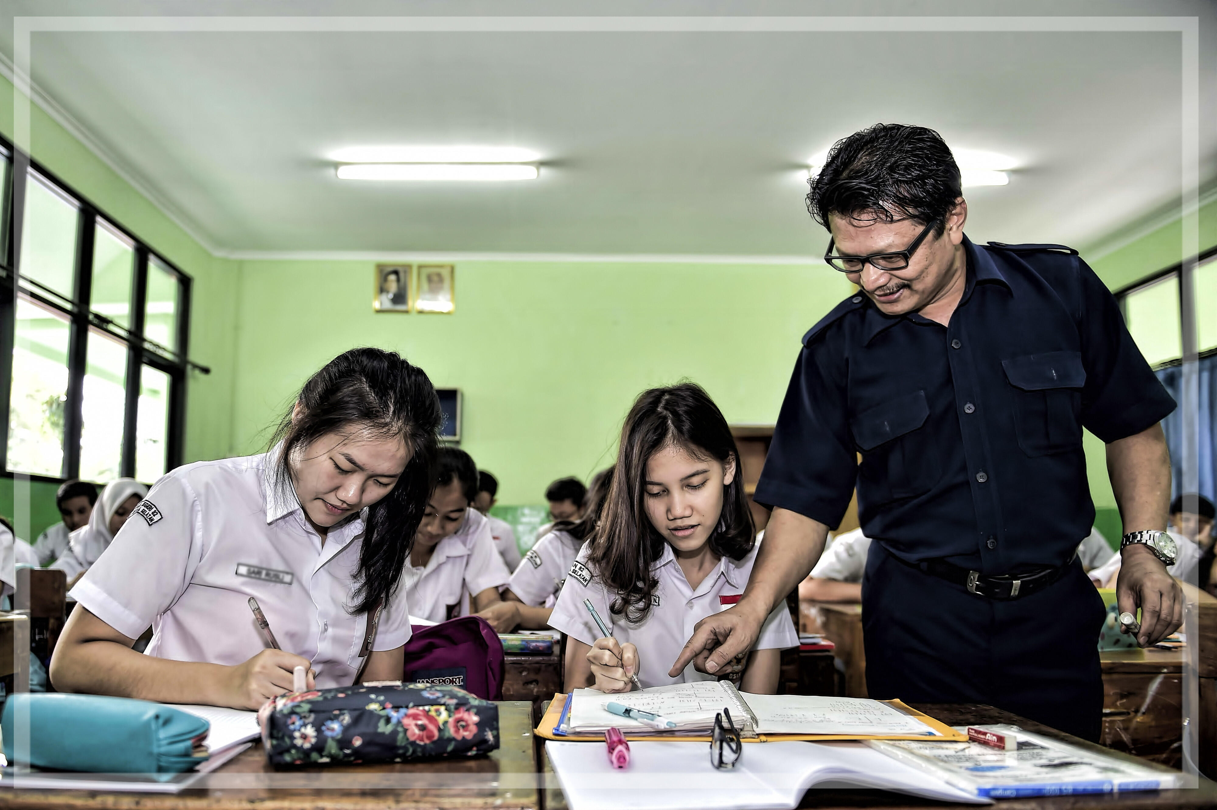 Guru vs murid. Indonesia Guru less.