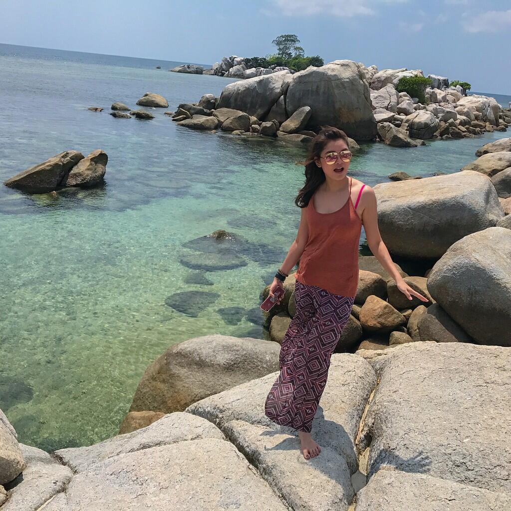Mesra dengan Ariel Noah, Simak Foto-Foto Seksi dan Cantik Seali Syah Alam Ini