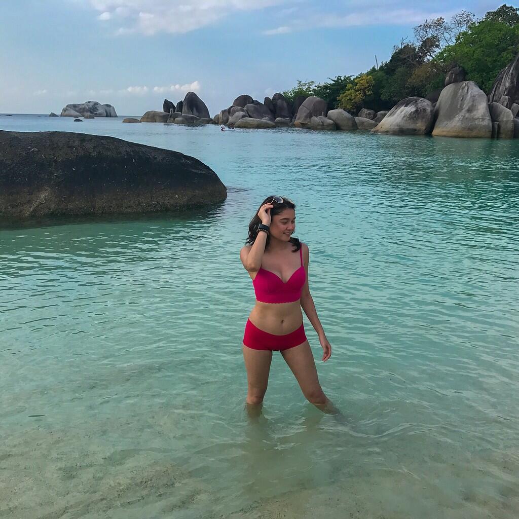 Mesra dengan Ariel Noah, Simak Foto-Foto Seksi dan Cantik Seali Syah Alam Ini
