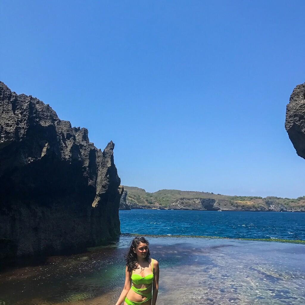 Mesra dengan Ariel Noah, Simak Foto-Foto Seksi dan Cantik Seali Syah Alam Ini