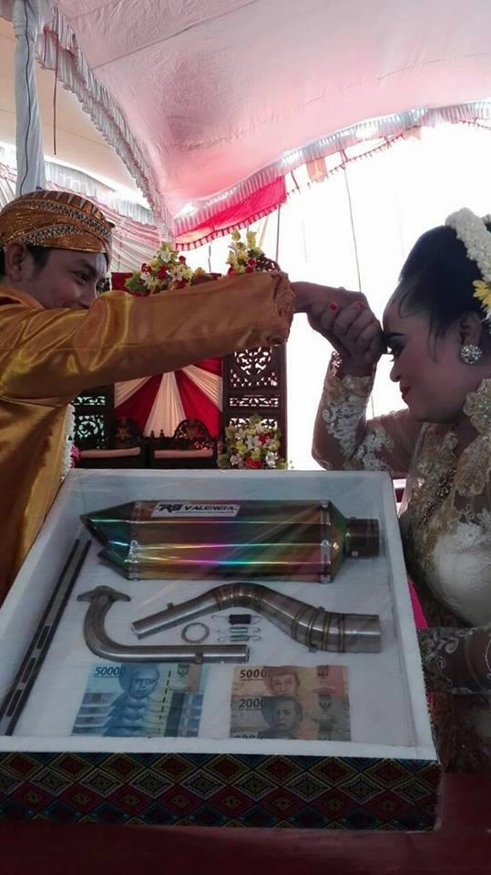 Aneh tapi nyata, pasangan ini menikah dengan mahar seperangkat knalpot