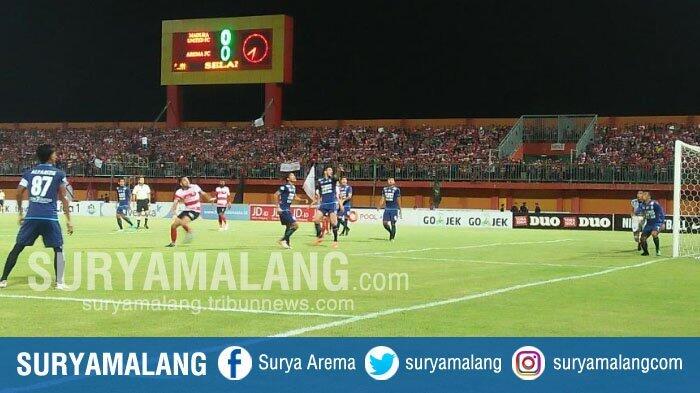 Tak Terpuji, Suporter Lemparkan Botol di Tengah Laga Madura United Vs Arema FC