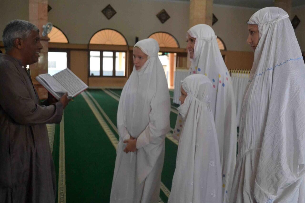 Satu Keluarga Turis Jerman Kunjungi Masjid & Belajar Islam