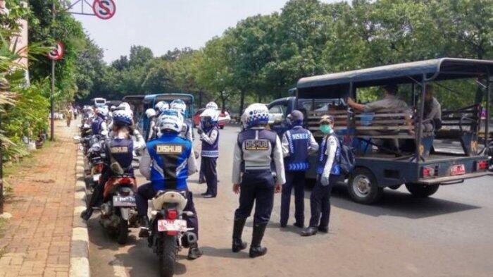 Parkir Sembarangan, Mobil Milik Artis Ini Diderek Petugas