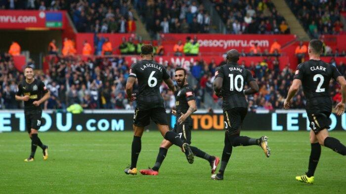 Kaki Pemain Newcastle Mendarat ke Muka Pemain Swansea Tapi Hanya Dapat Kartu Kuning