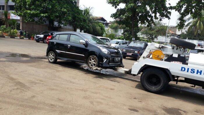 Mobil Artis Seksi Ini 'Terciduk' dan Kena Derek Karena Parkir Sembarangan