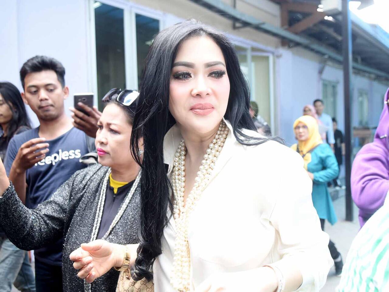 Syahrini Kabuurrrr