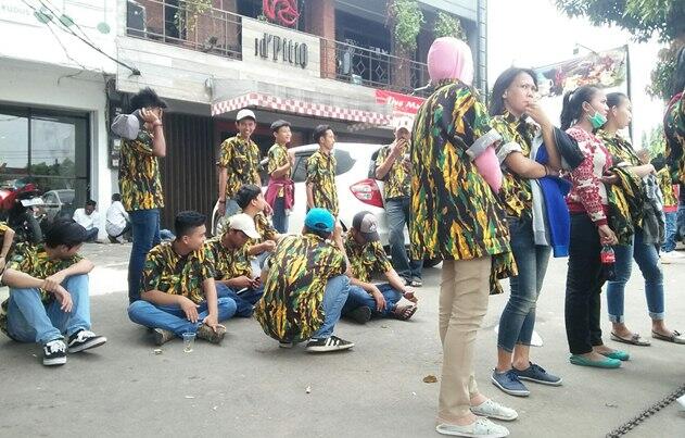 Kawal Sidang Praperadilan, Massa Pendukung dan Penentang Setnov ‘Kepung’ PN Jaksel