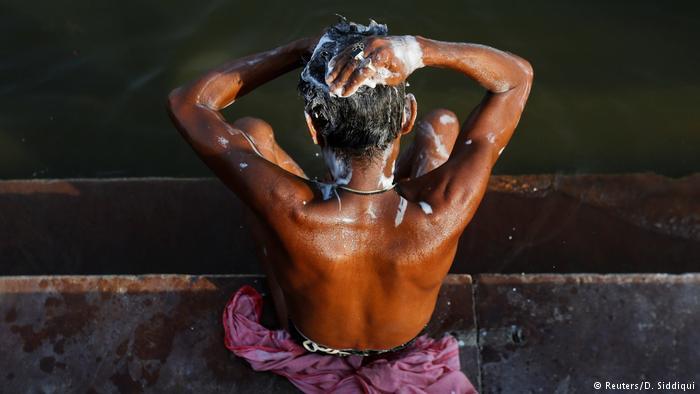 Sungai Gangga India Semakin Bersampah