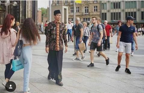 Sarungan di Jalanan Jerman