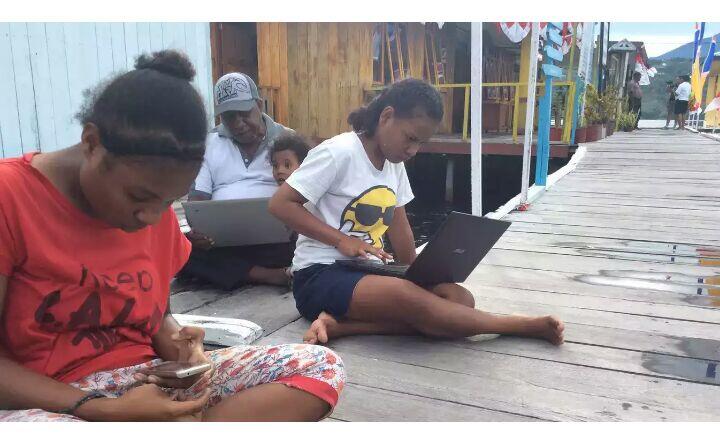 Senangnya Warga Kampung Enggros Papua Menikmati Internet