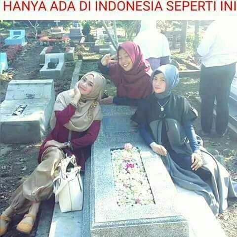10 Batu Nisan dengan Bentuk dan Desain yang Paling Unik di Dunia