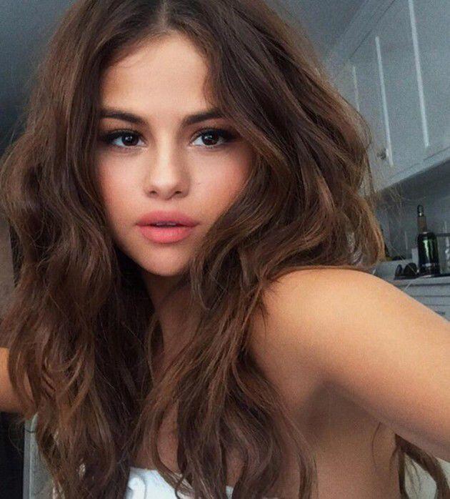 Akrabnya Cinta Laura dan Selena Gomez Bikin Netizen Iri 