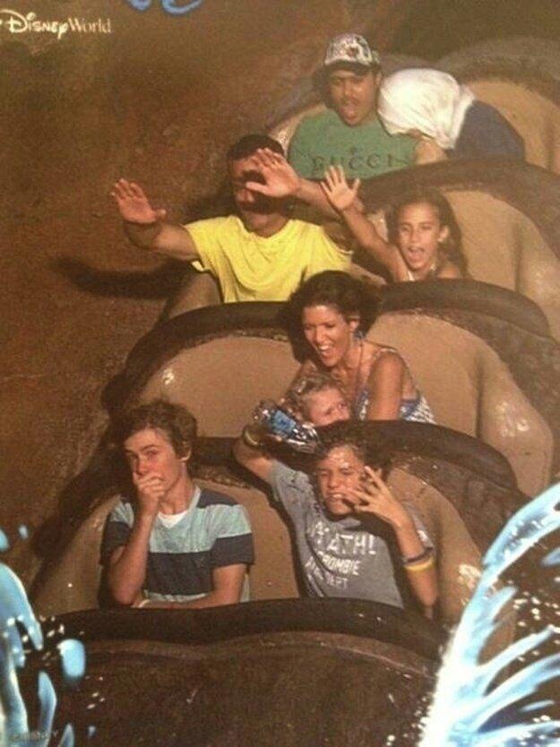 Foto Lucu Ekspresi Para Pengendara Roller Coaster.