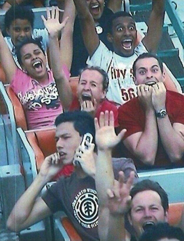 Foto Lucu Ekspresi Para Pengendara Roller Coaster.