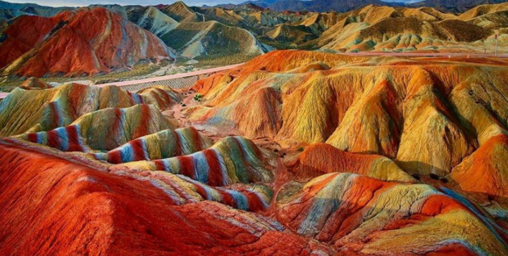 Unik Gan! Ada Gunung Berwarna Pelangi