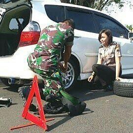 So Sweet! 'Romantisnya' Prajurit TNI Bantu Polwan Ganti Ban Mobil