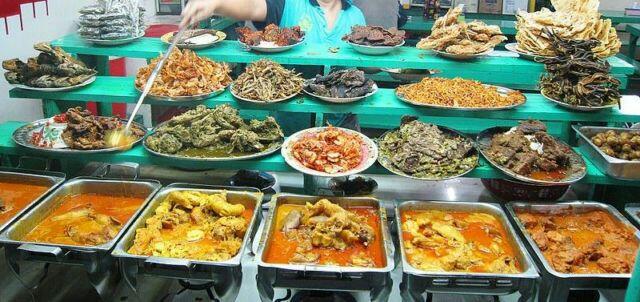 5 Keunikan yang Cuma Bisa Kamu Temukan di Rumah Makan Padang